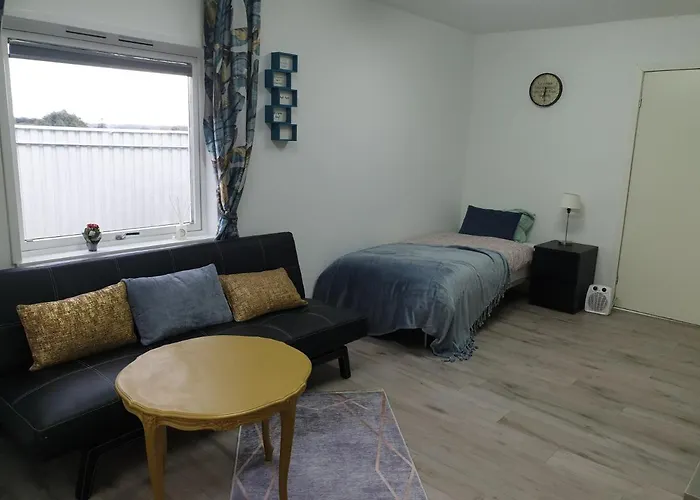 Comfortable Apartment, 10min Airport דירה *