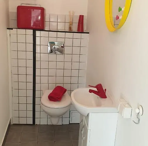 Comfortable Apartment, 10min Airport Daire *